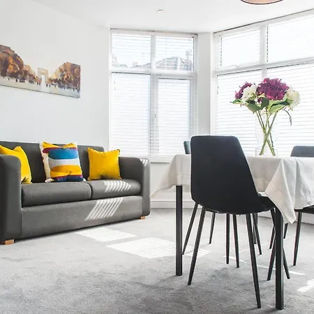 Easton Gem - Two Bedroom With Courtyard