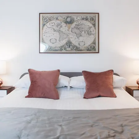 Апартаменти Easton Gem - Two Bedroom With Courtyard *