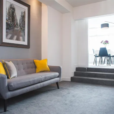 Апартаменти Easton Gem - Two Bedroom With Courtyard *